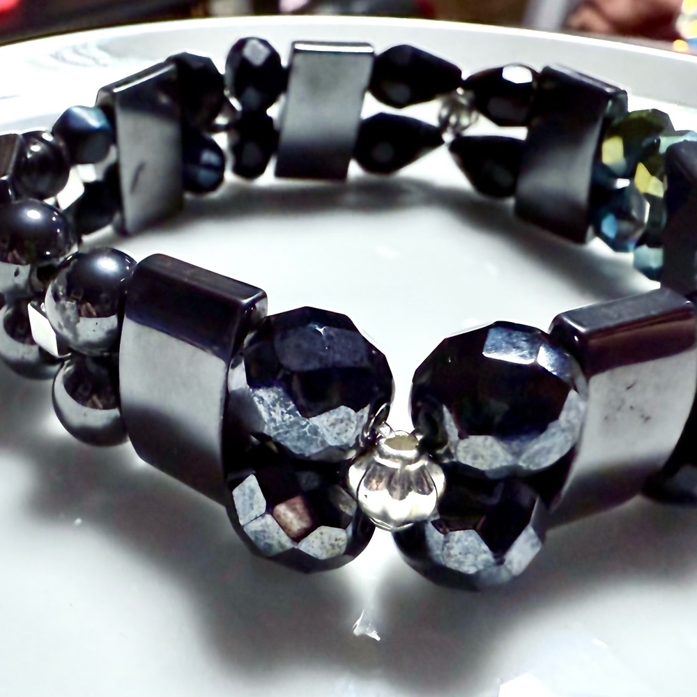 🧚🏻‍♀️ Hematite bands with oil spill and faceted crystal Beaded Bracelet handmade